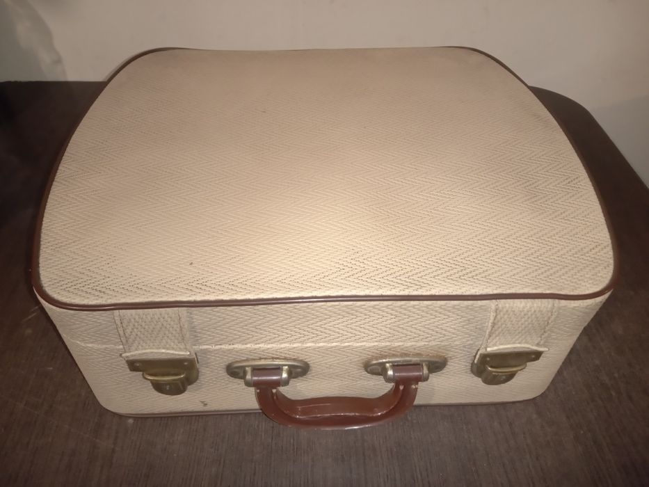 Zabytkowa walizka magnetofonu lampowego lata 60