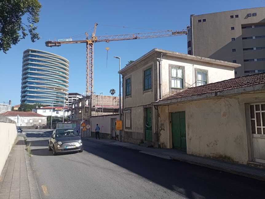 moradia (Boavista) c 2 habitacoes à igreja ramalde