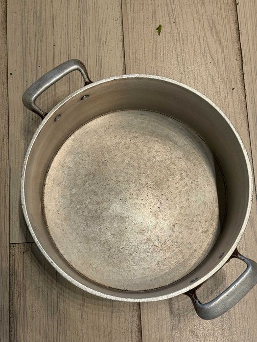 Panela de 25 cm de diâmetro em aço