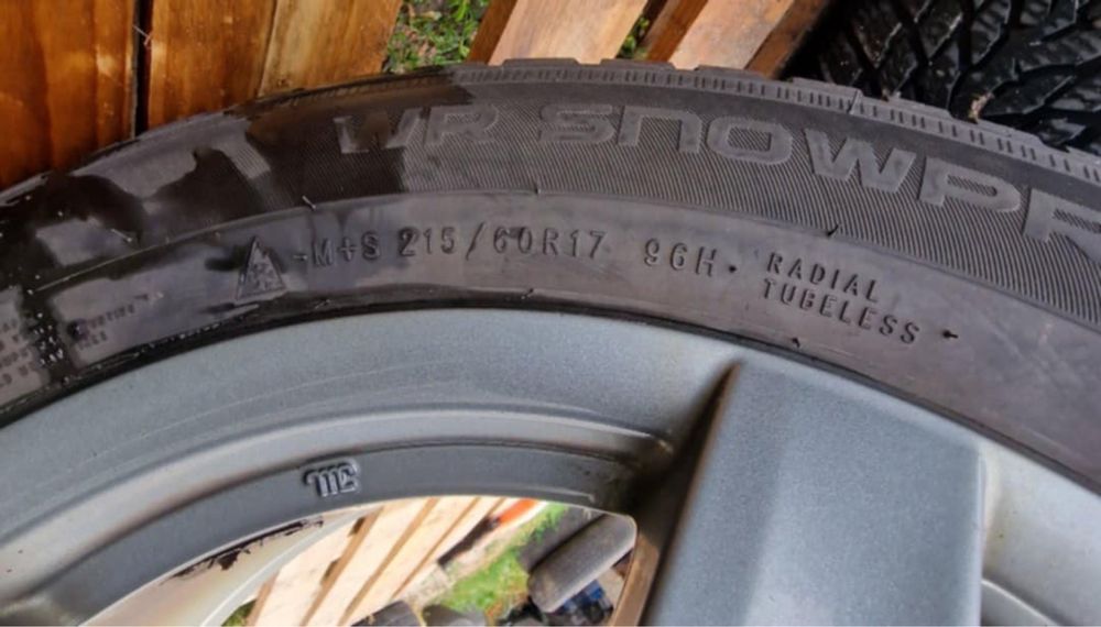 Felgi aluminiowe 17" 5x120 z oponami Nokian 215/60 R17