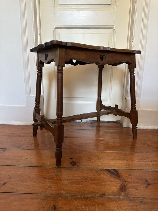 Mesa em madeira tradicional portuguesa.