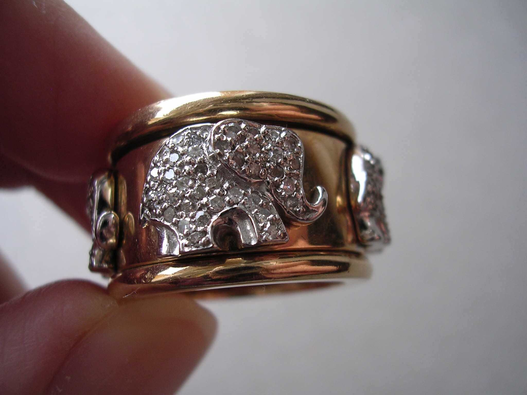 Złoty pierścionek ze słoniami wykładany diamentami