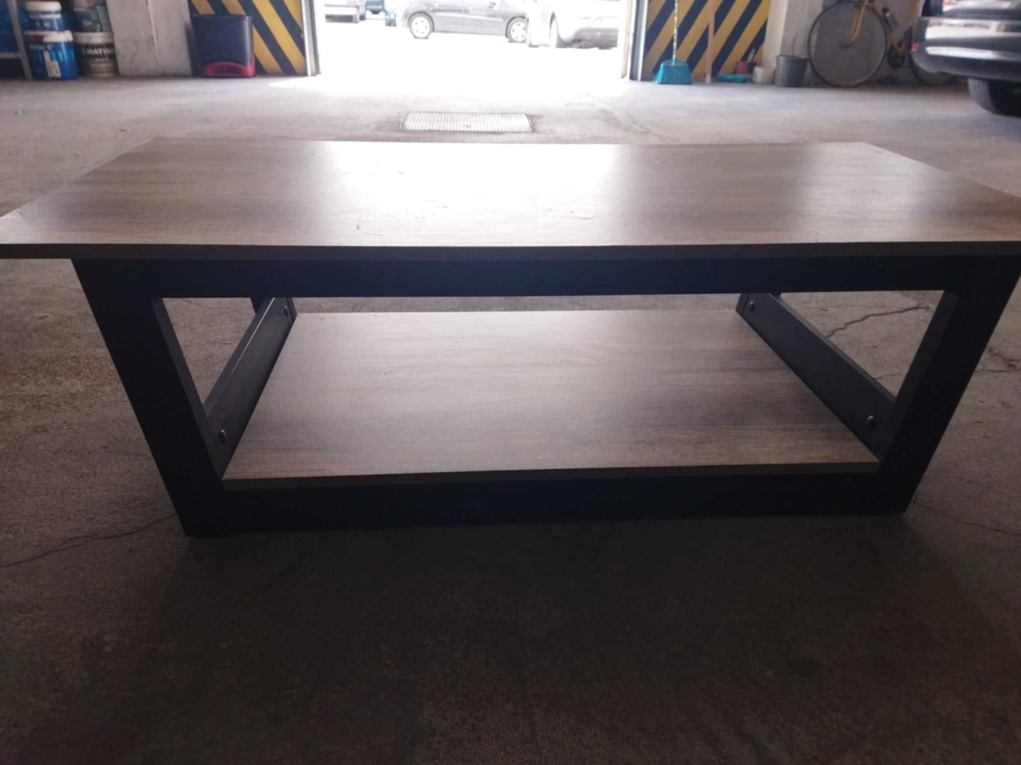 Mesa de centro com tampo em madeira maciça