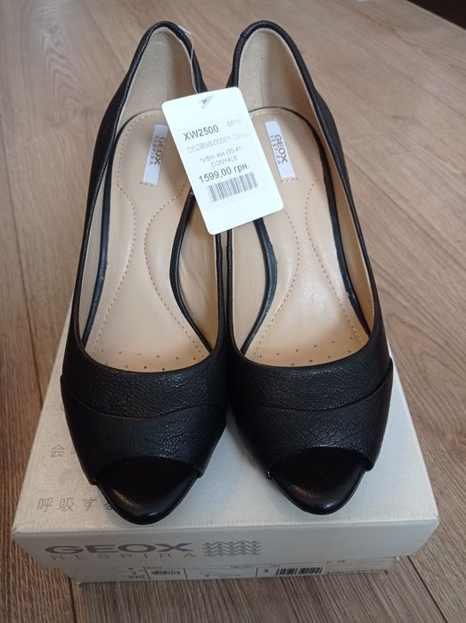 Нові шкіряні туфлі Geox устілка 22,5 см