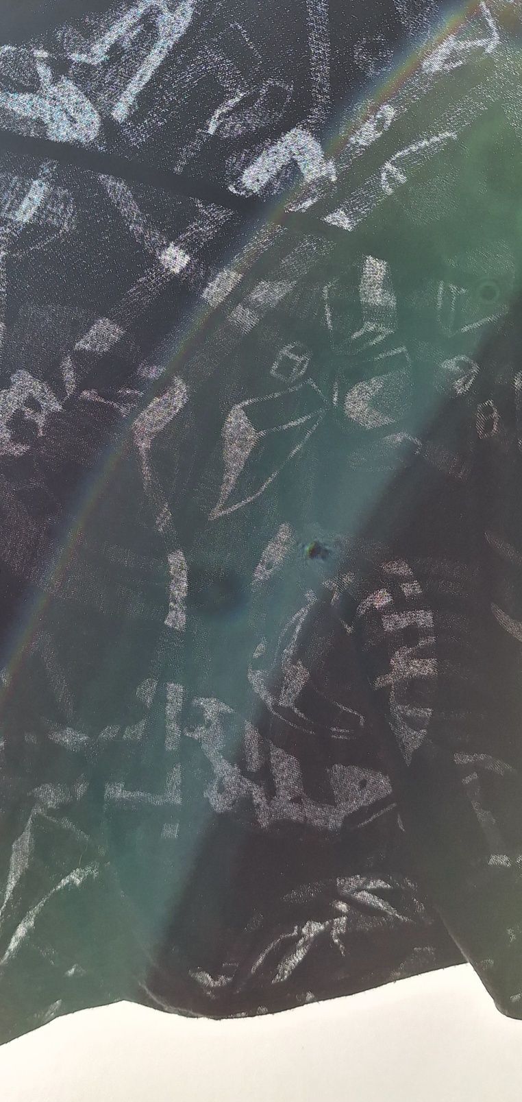 Top preto e um pouco transparente só com uma manga