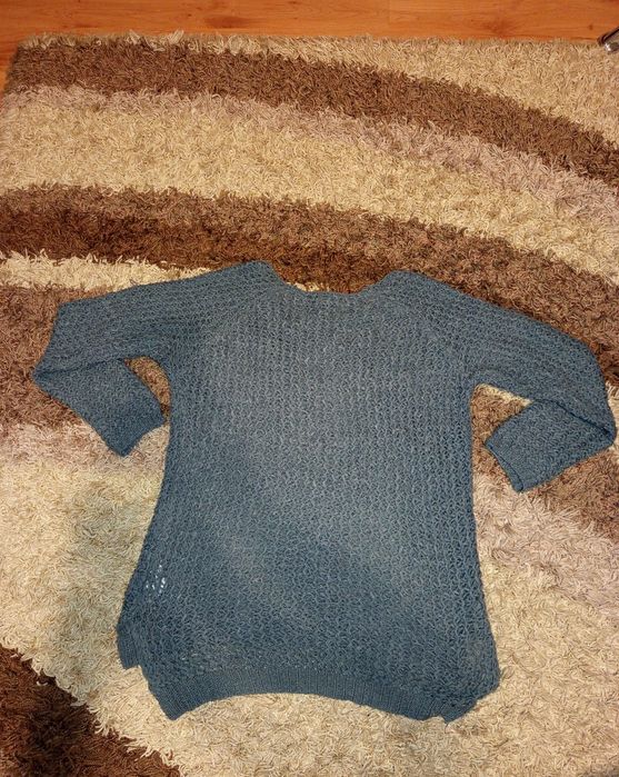 Sweter z dziurami