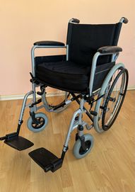 Wózek inwalidzki + poduszka przeciwodleżynowa (stan bardzo dobry)