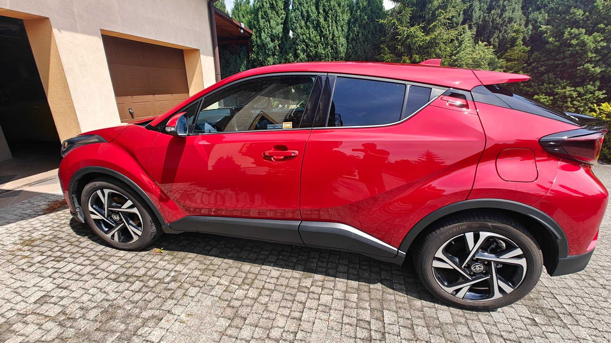 Toyota C-HR praktycznie nowa.
