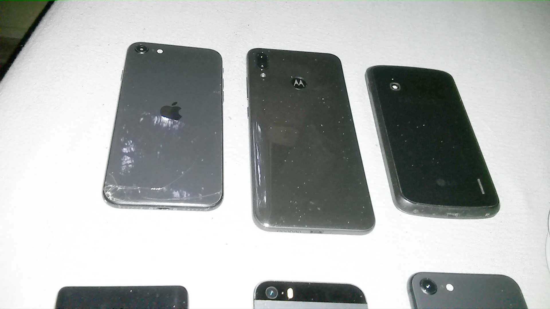 6 telefonów, 3 uszkodzone, 3 sprawne