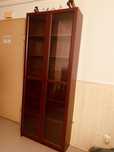 Estante com portas de vidro