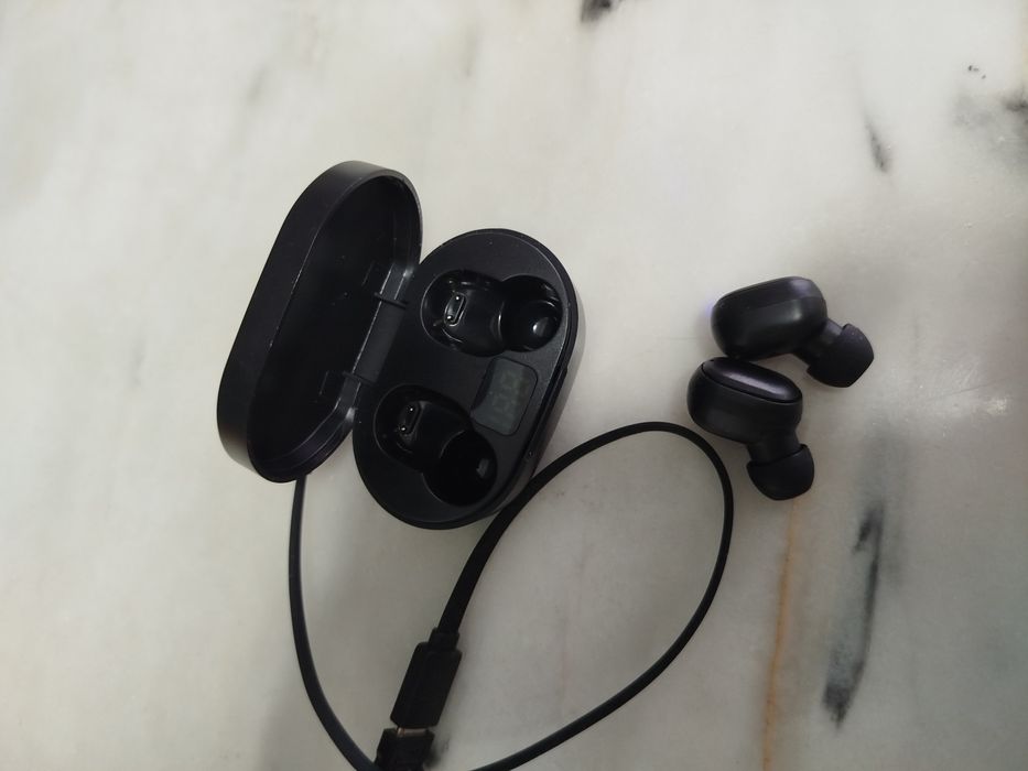 Airpods pretos, novos e a funcionar na perfeição.