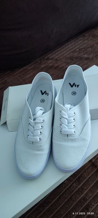 Białe trampki r. 39