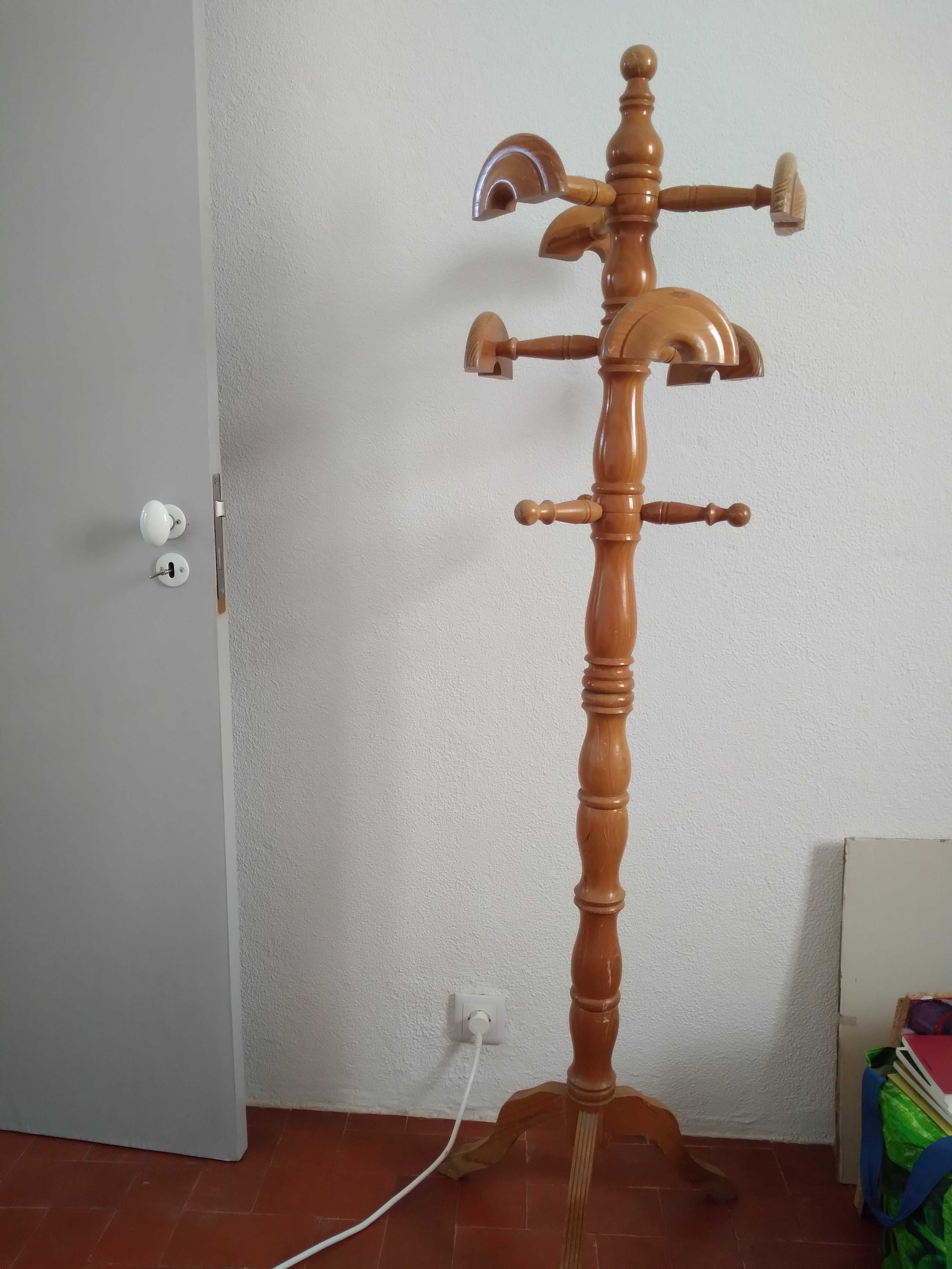 Cabide de pé alto