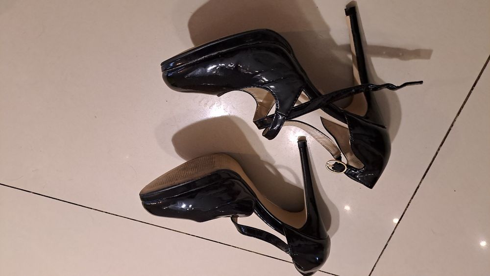 Szpilki pantofle lakier 38 czarne