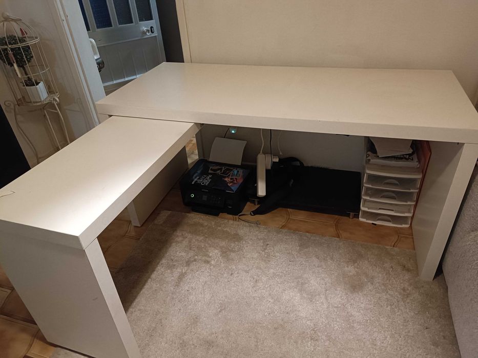 Secretaria IKEA com painel lateral extraível