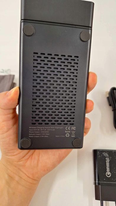 Stacja ładująca Apple Watch iPhon z lampką do czytania