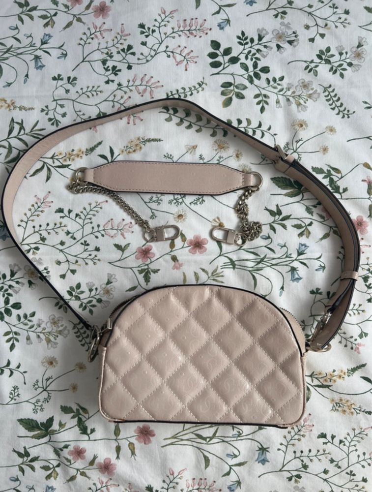 Torebka pikowana kremowa guess crossbody