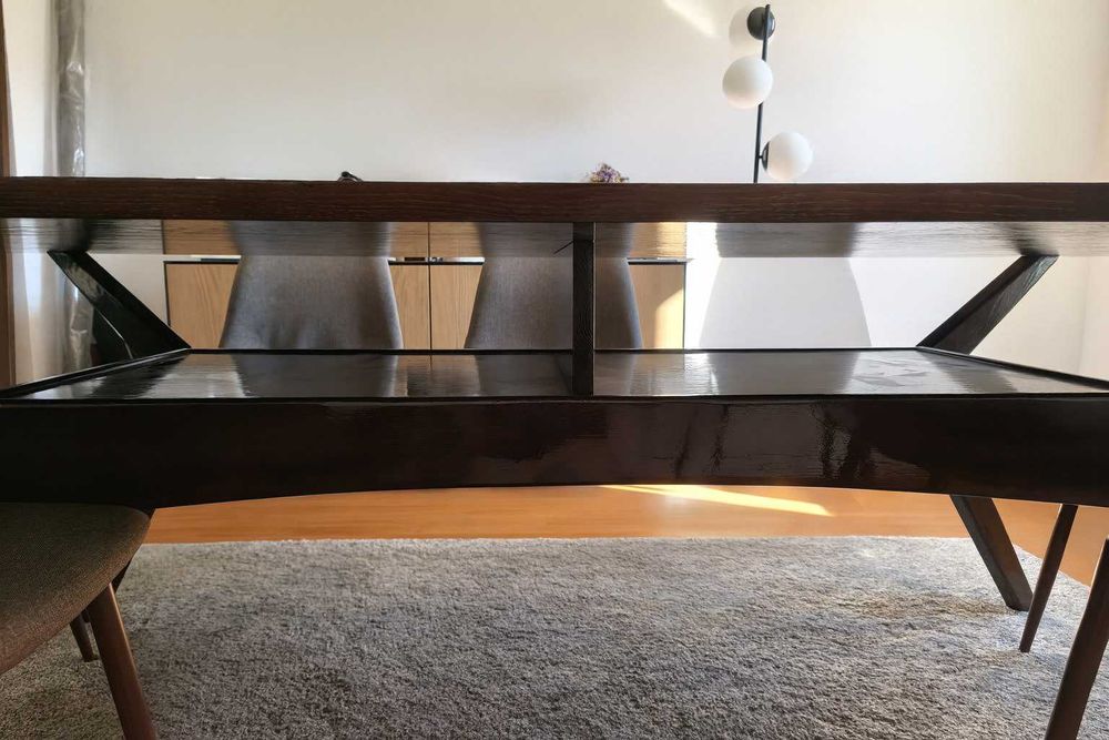 Mesa de jantar em madeira maciça