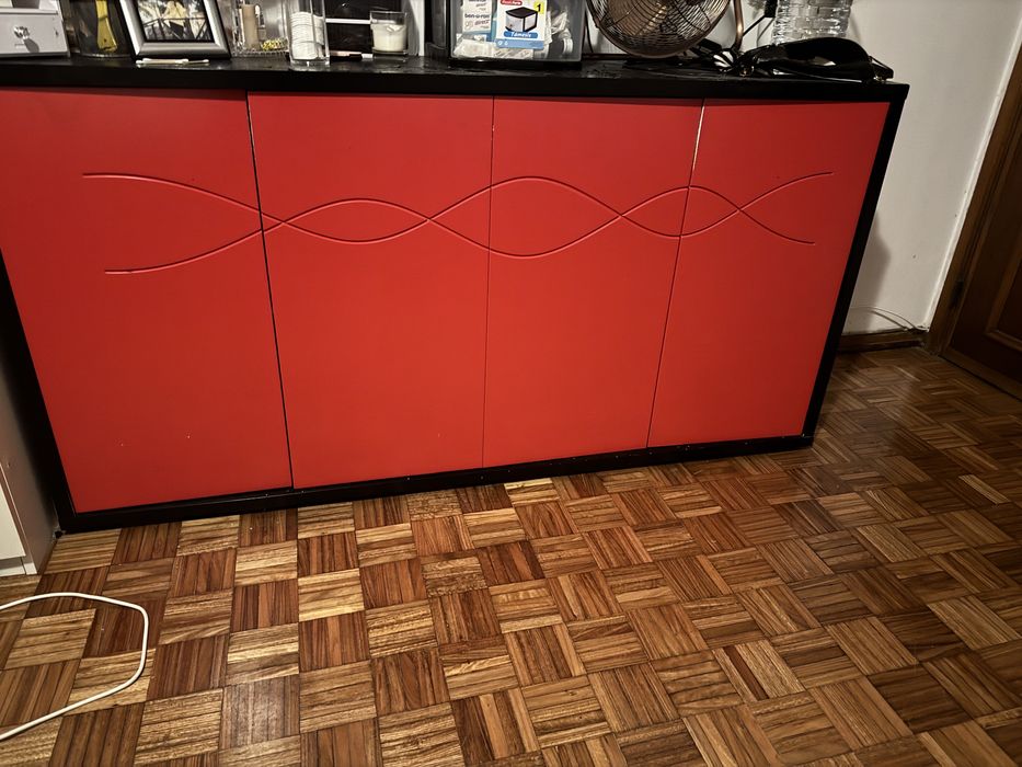 Aparador 4 portas  espaçoso