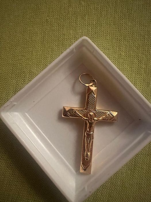 Cruz em ouro maciço
