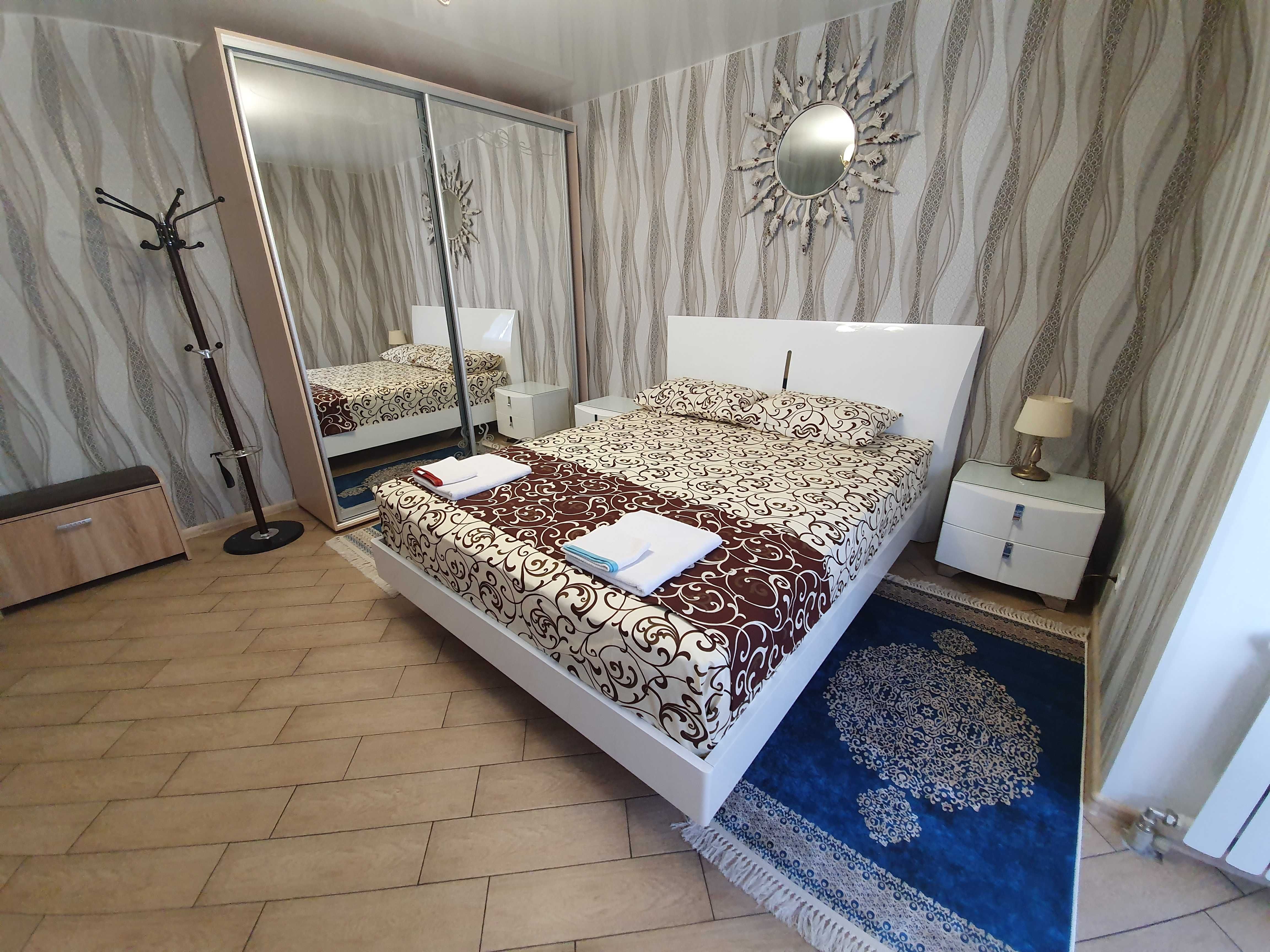 Шикарная белоснежная двухспальная кровать 180х200 с матрасом и тумбоч.