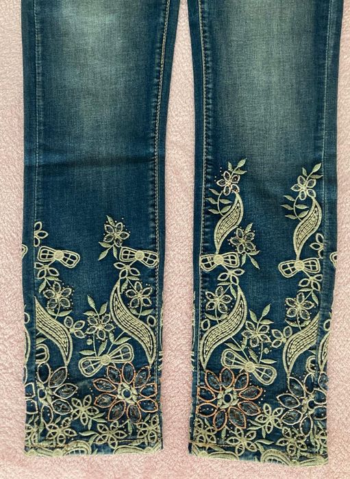 Skinny jeans push up com bordados Mozzaar