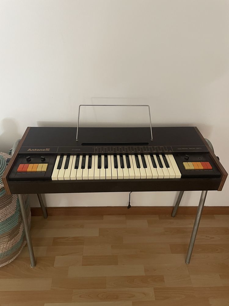 Orgao teclado vintage