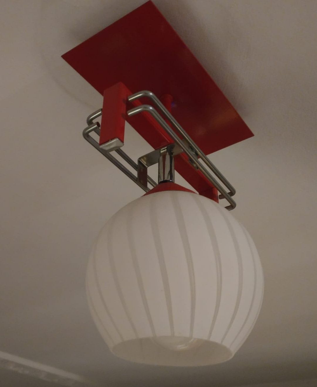 Lampa sufitowa kula E27 czerwono biała