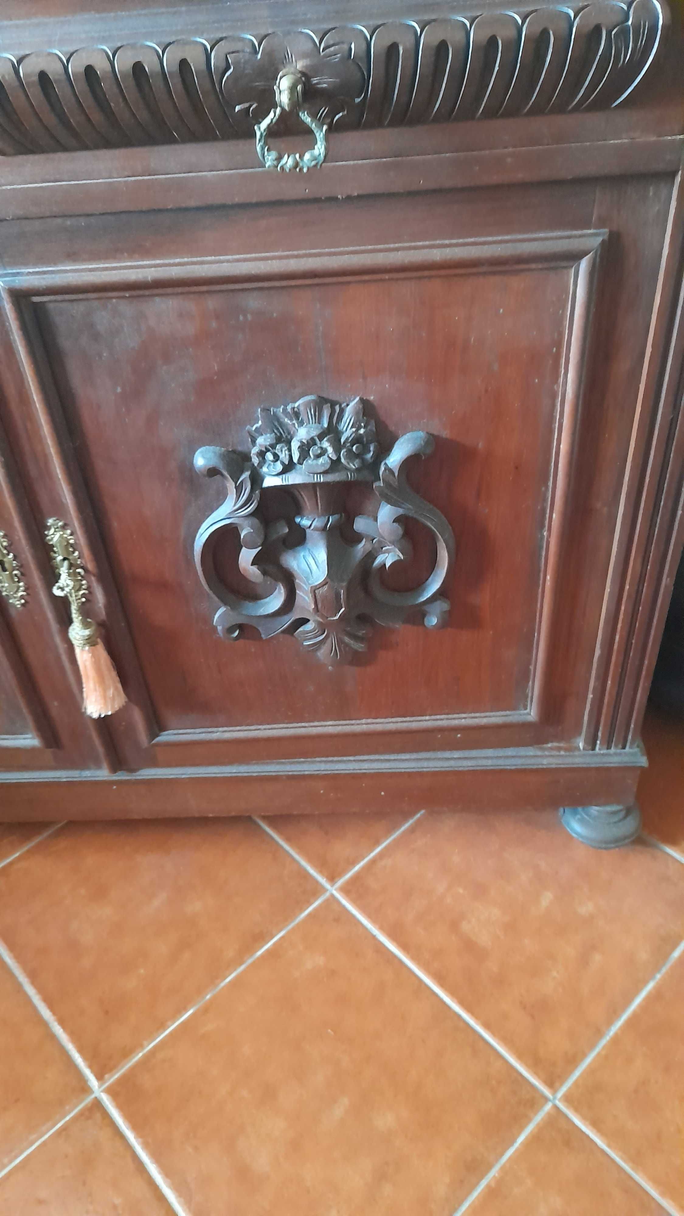 Louceiro antigo em boa madeira