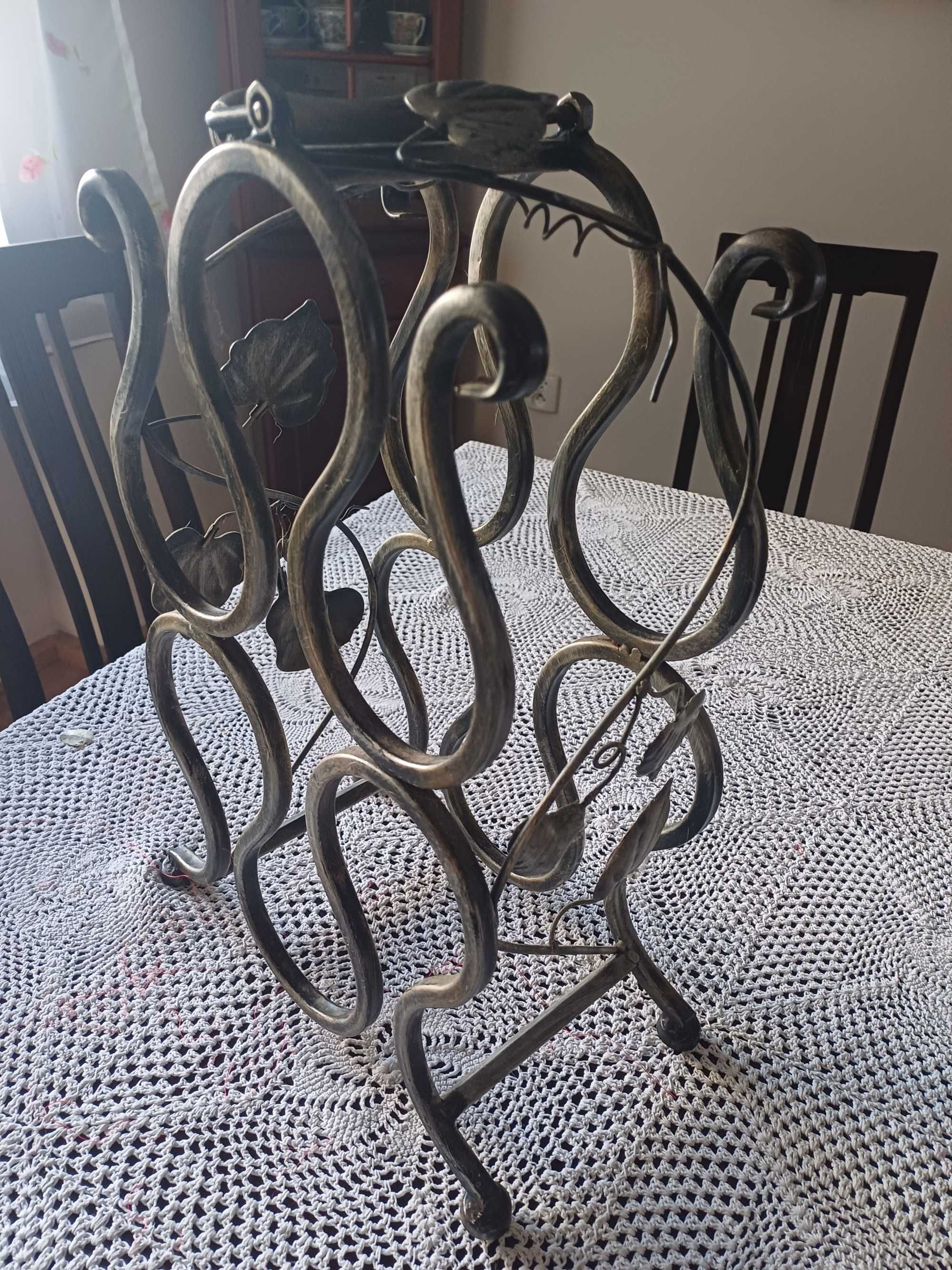 Ozdobny metalowy stojak na wino