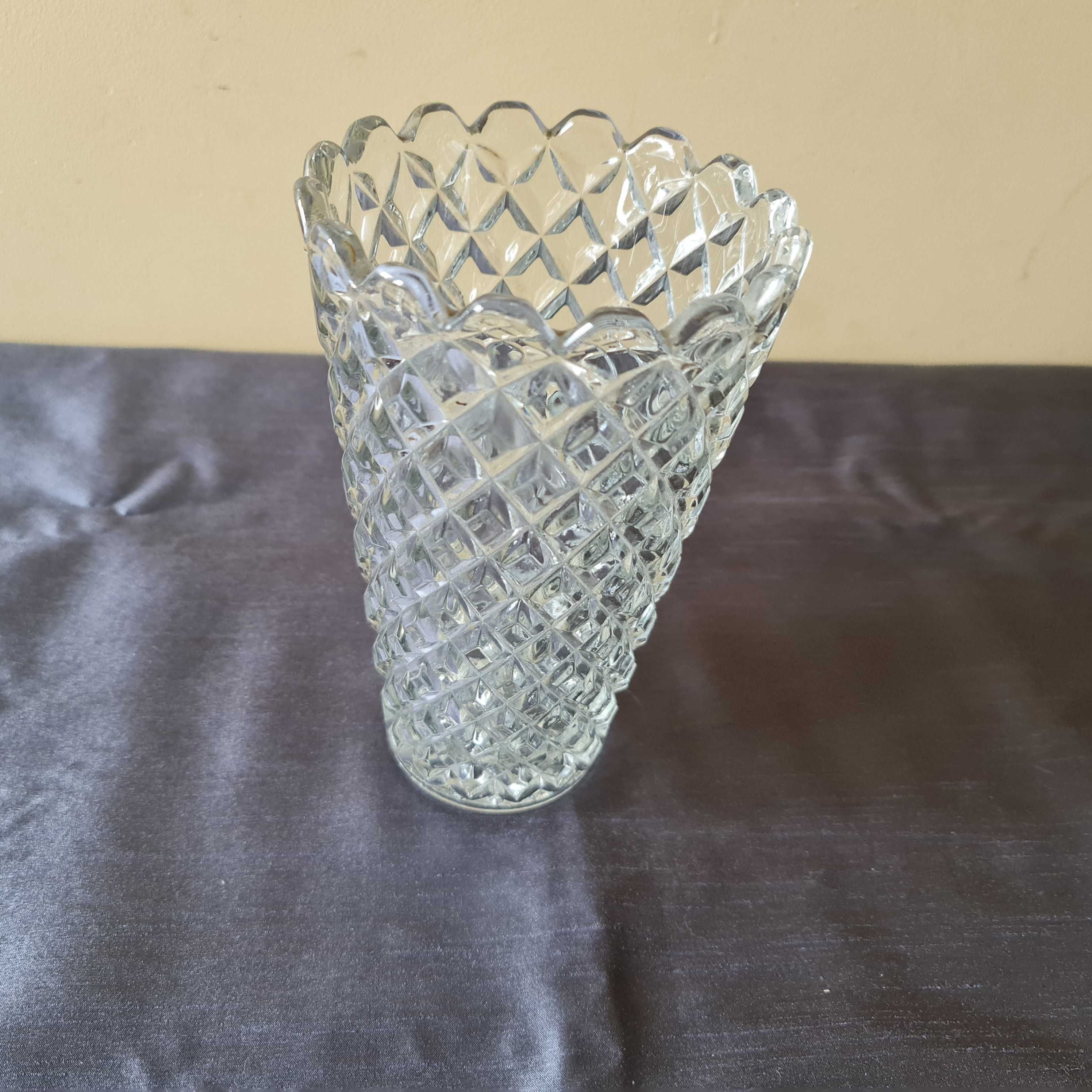 Szkalny wazon z grubego szkła - okres PRL-u