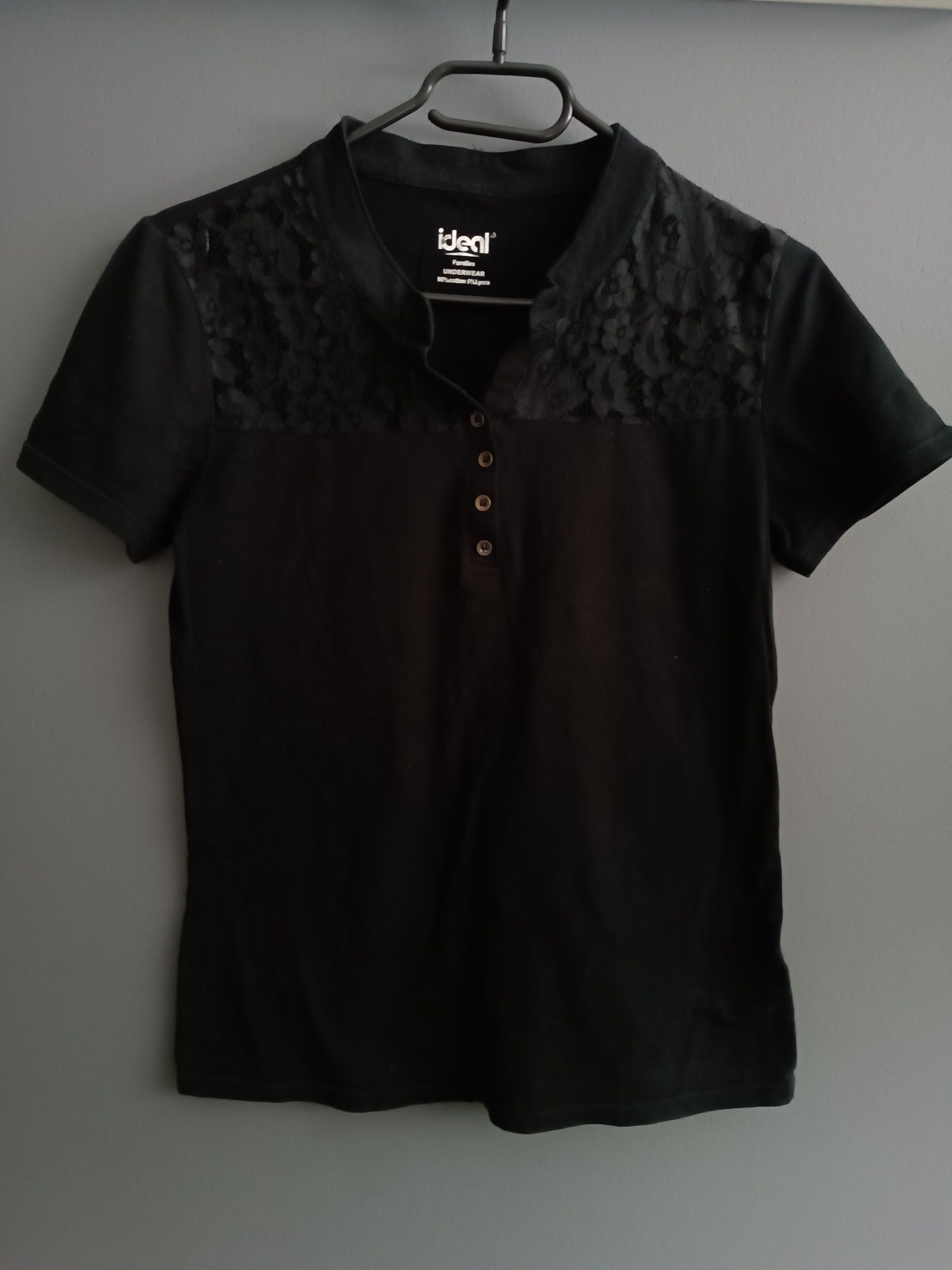 Czarna bluzka z krótkim rękawem t-shirt zdobiony koronką