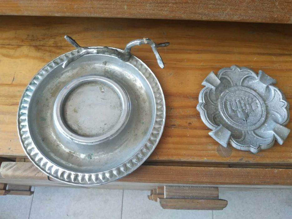 Várias peças decorativas antigas em estanho e outros metais