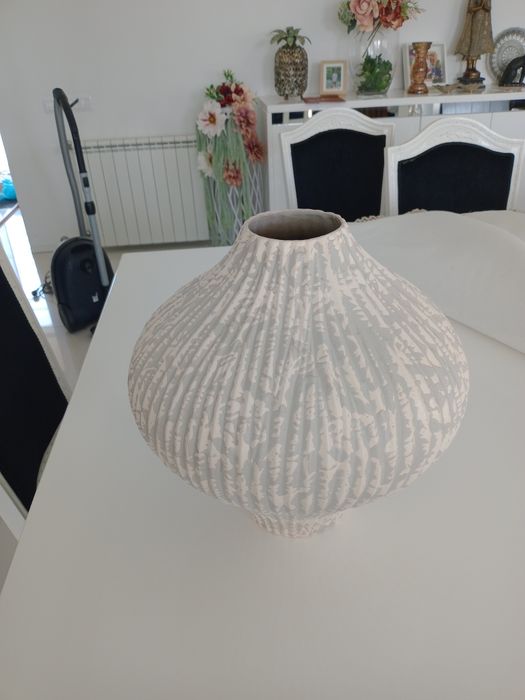 Vendo  jarrão em  grey  muito giro   dá para colocar flores ou usar as