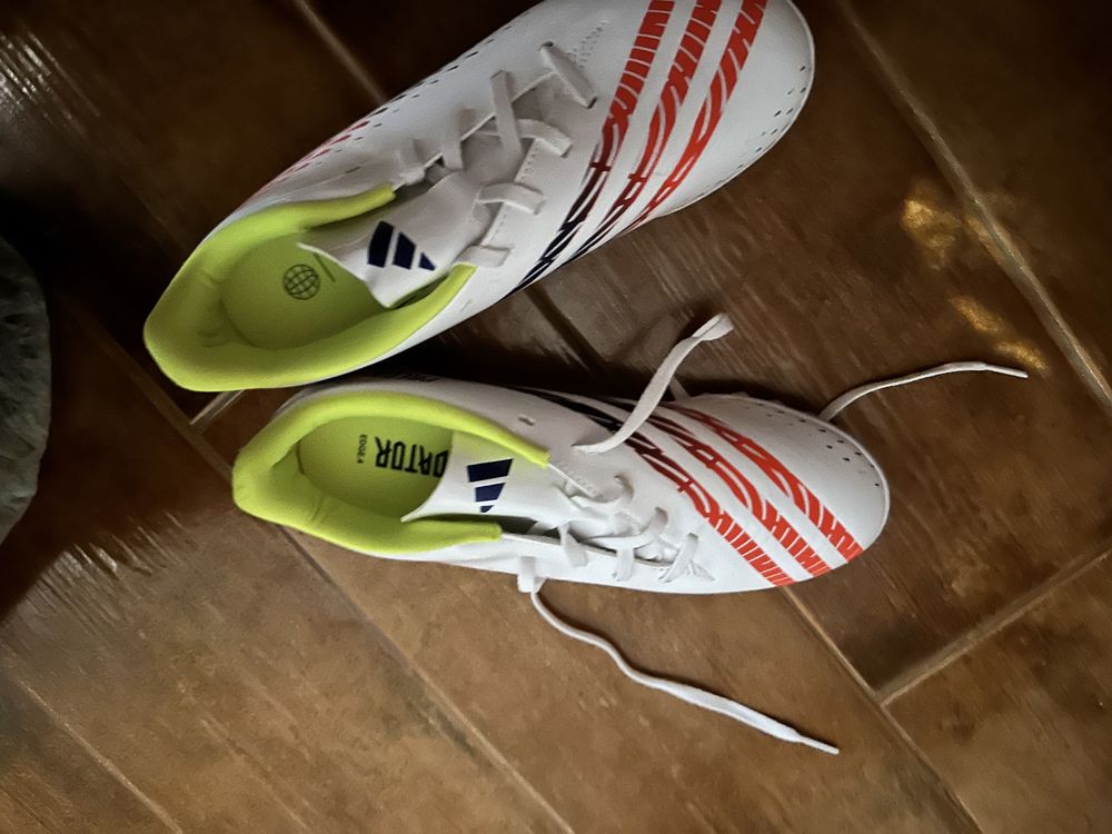 Chuteira adidas nova