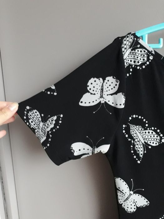 Krótka sukienka z krótkim rękawem czarna motyw motyla wiskoza S/M