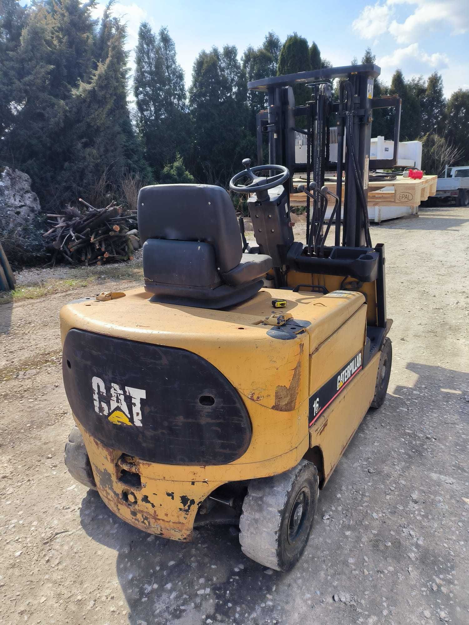 Wózek widłowy paletowy Caterpillar Cat  model EP16K z roku 2003.