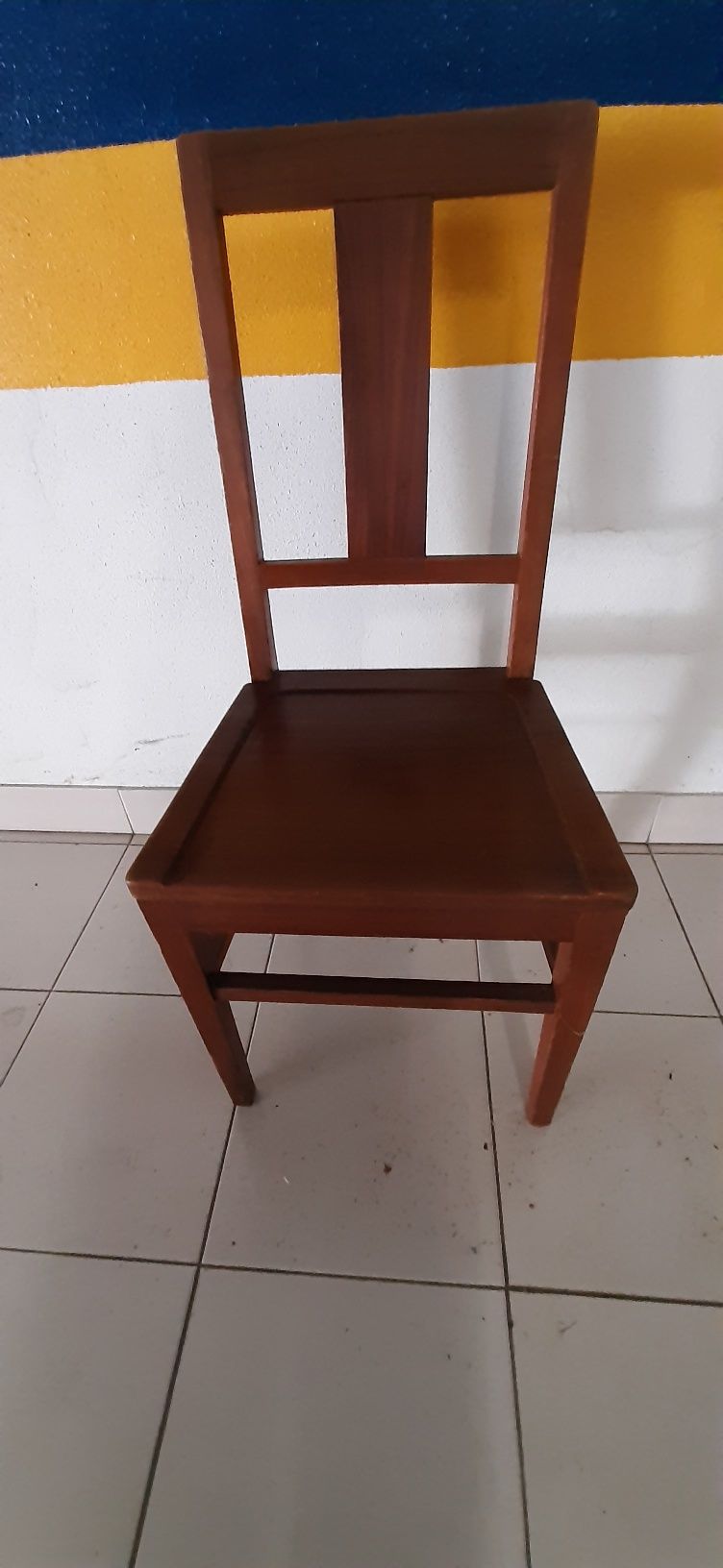 Cadeira de madeira antiga para restauro