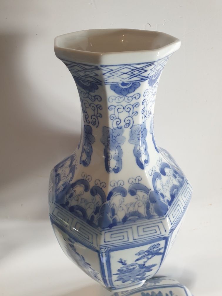Par de grandes  jarras asiáticas em cerâmica pintadas à mão