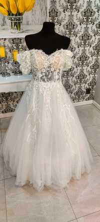 Błyszcząca brokatowa suknia ślubna opadające rękawki