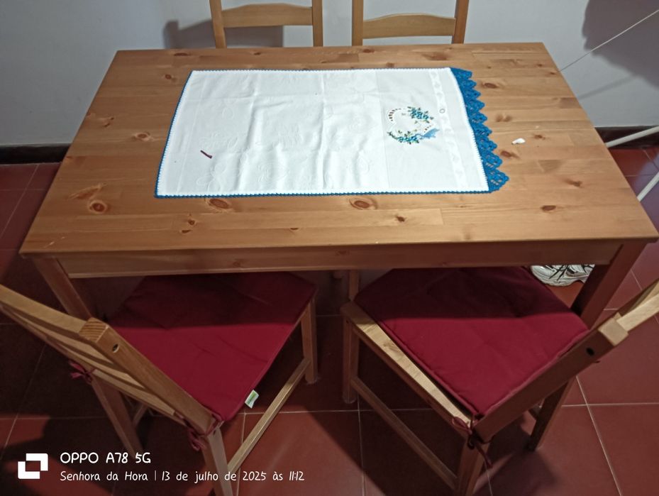 Vendo mesa e 4 cadeiras  como nova