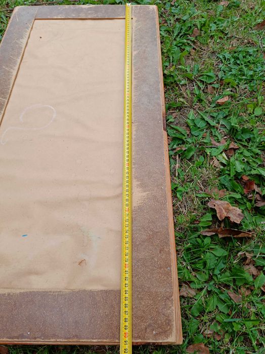 Lustro w solidnej, toczonej ramie z naturalnego drewna.