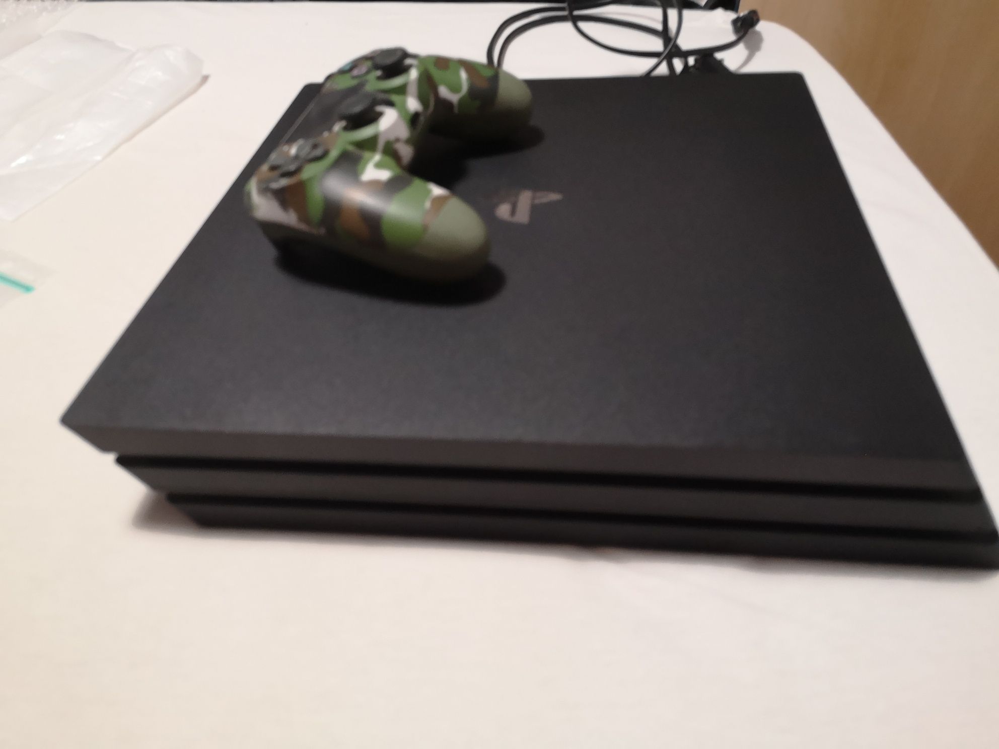 PlayStation 4 pro usada com 2 comandos não originais.