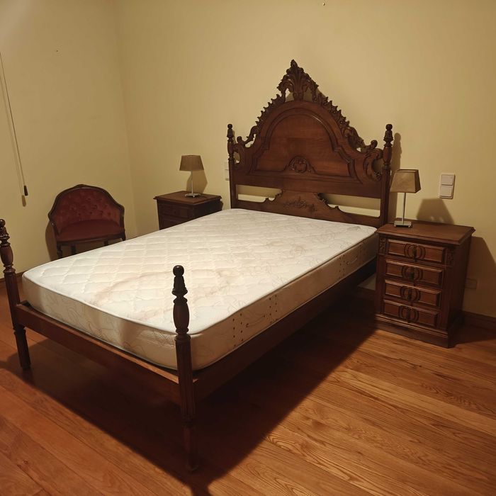 Mobília de quarto em castanho