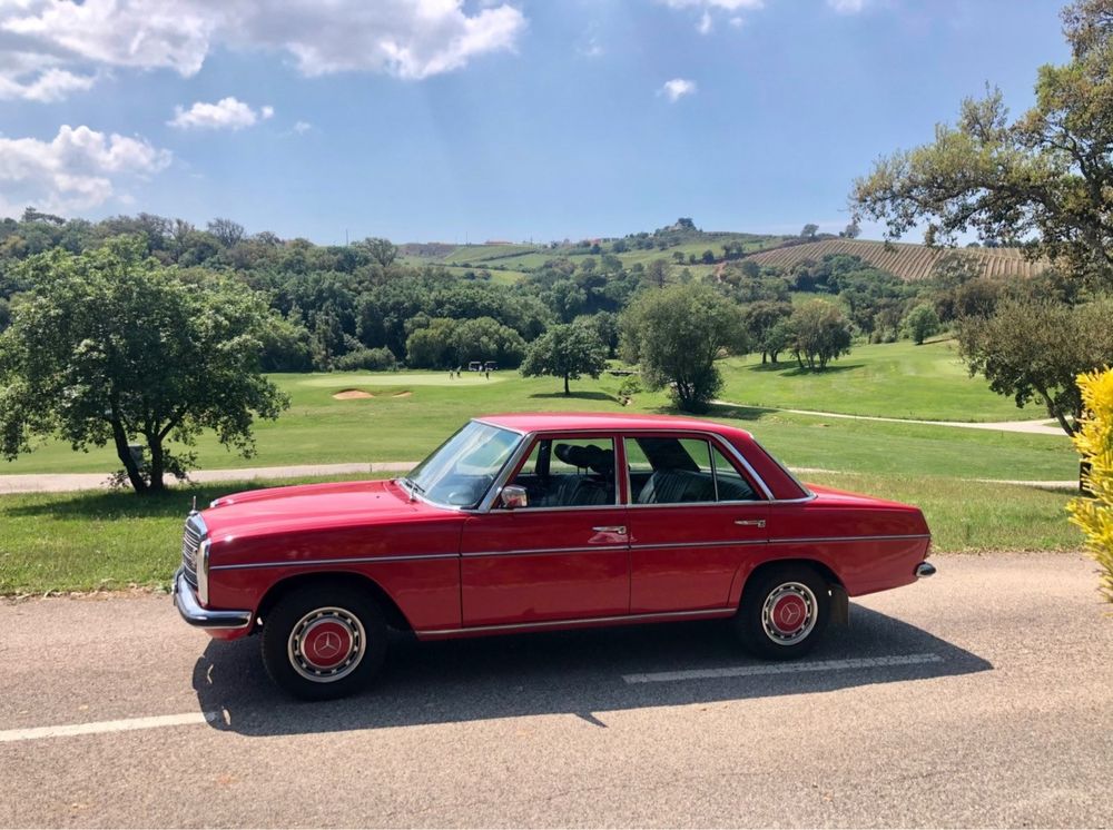 Dê um Toque Clássico ao Seu Casamento com um Mercedes Vermelho