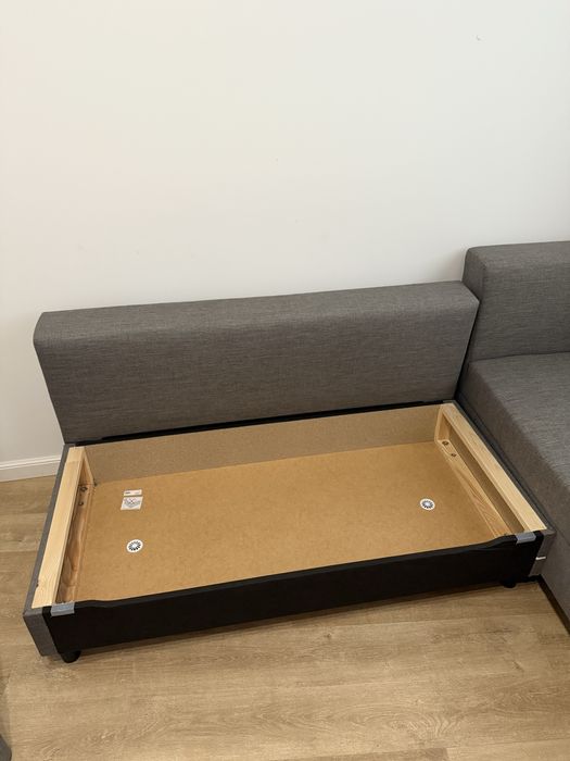 Szara sofa z funkcją spania