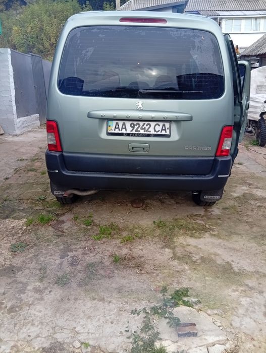 Продам авто Пежо Партнер бензин 1 4 не бита в идеальном состоянии