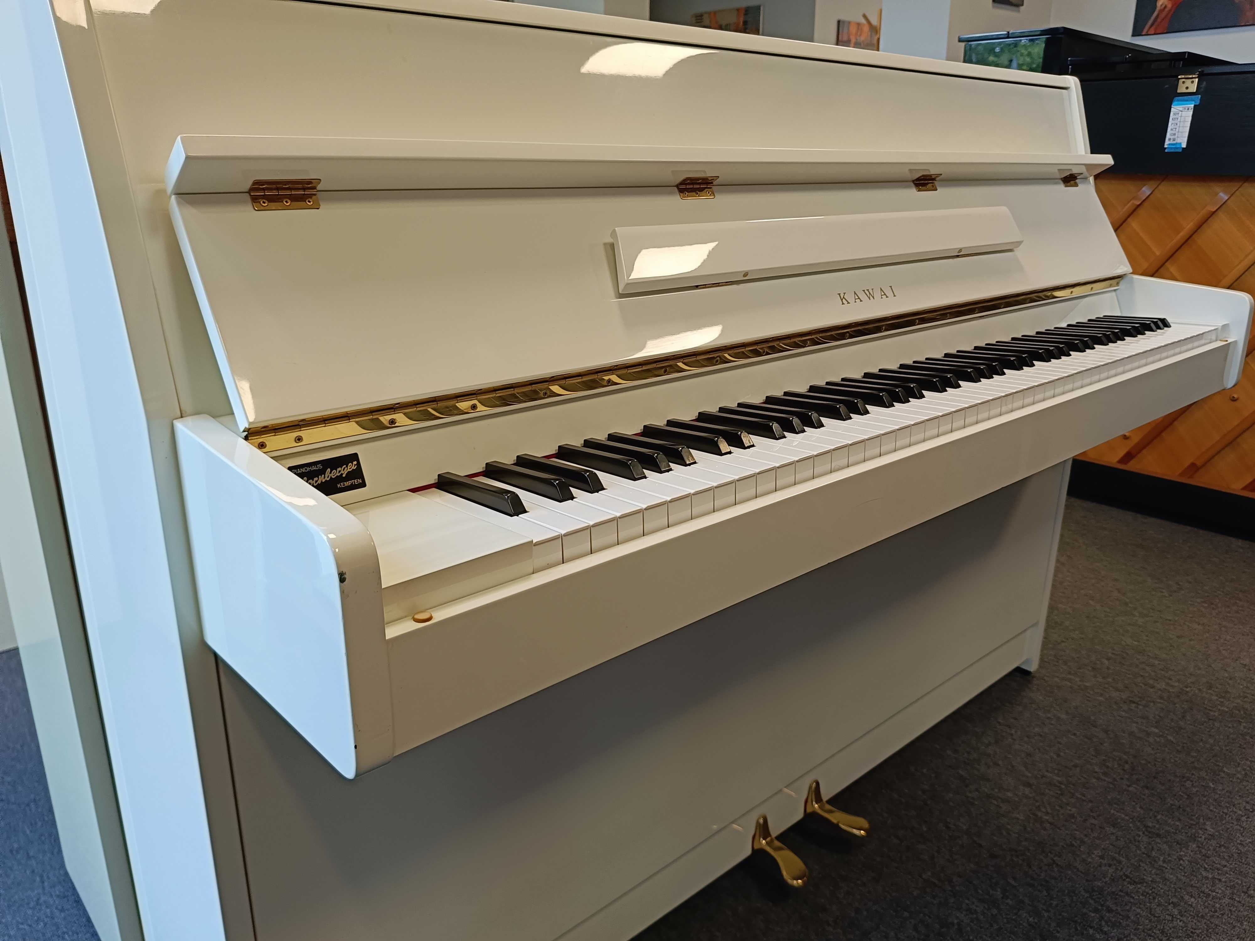 Białe pianino Kawai