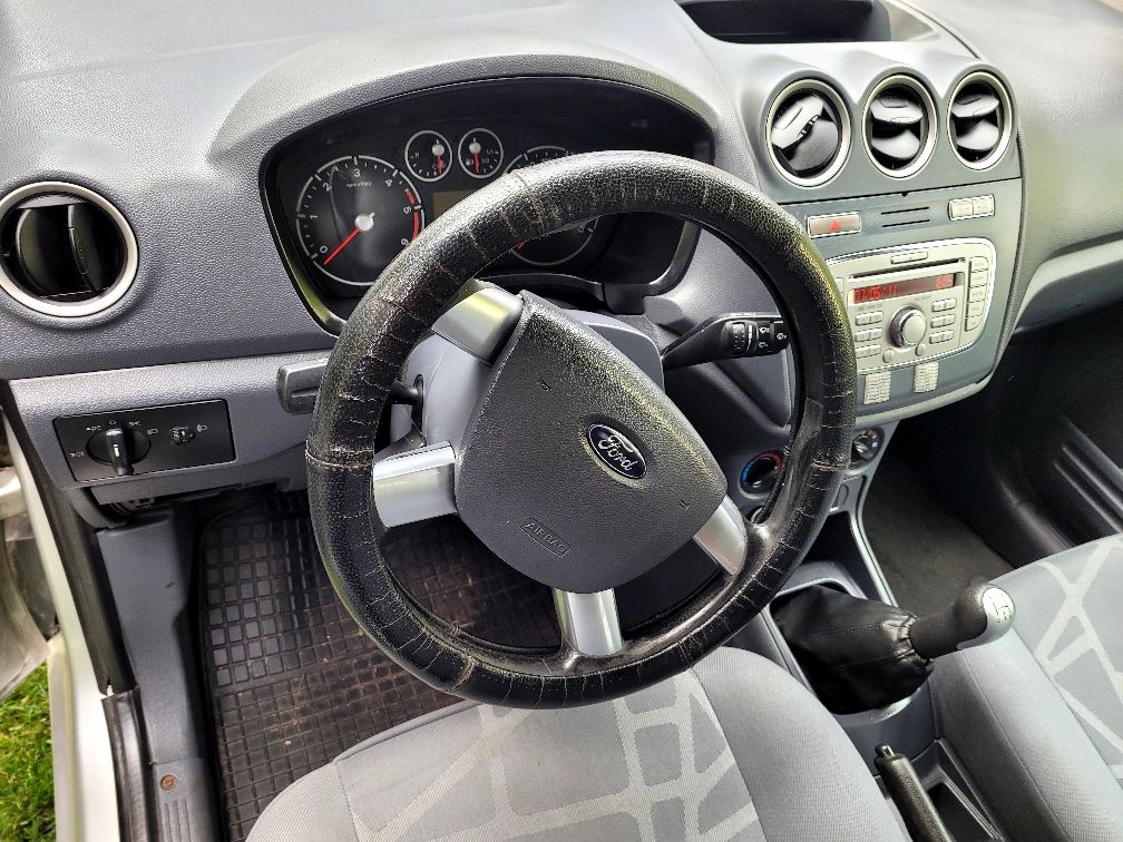 FORD TURNEO CONNECT z platformą do przewozu osób niepełnosprawnych