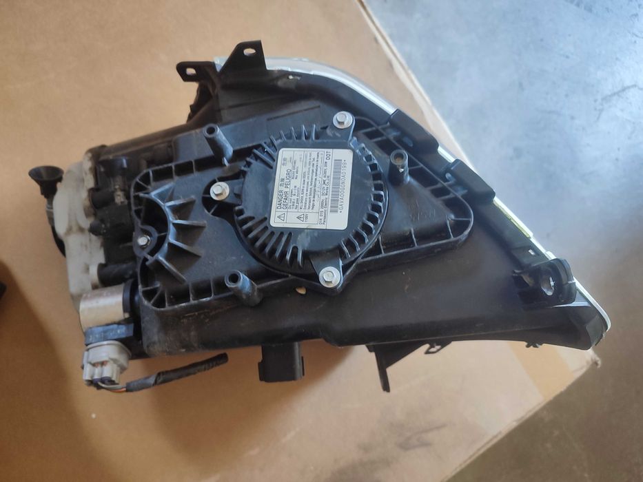 Cadillac STS reflektory przednie xenon para europa 2005-12